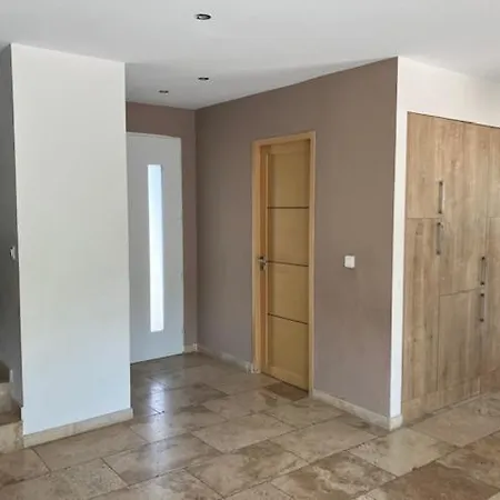 D Exception Avec Piscine La Crau 8 Personnes Hye100-025 Villa Hyères